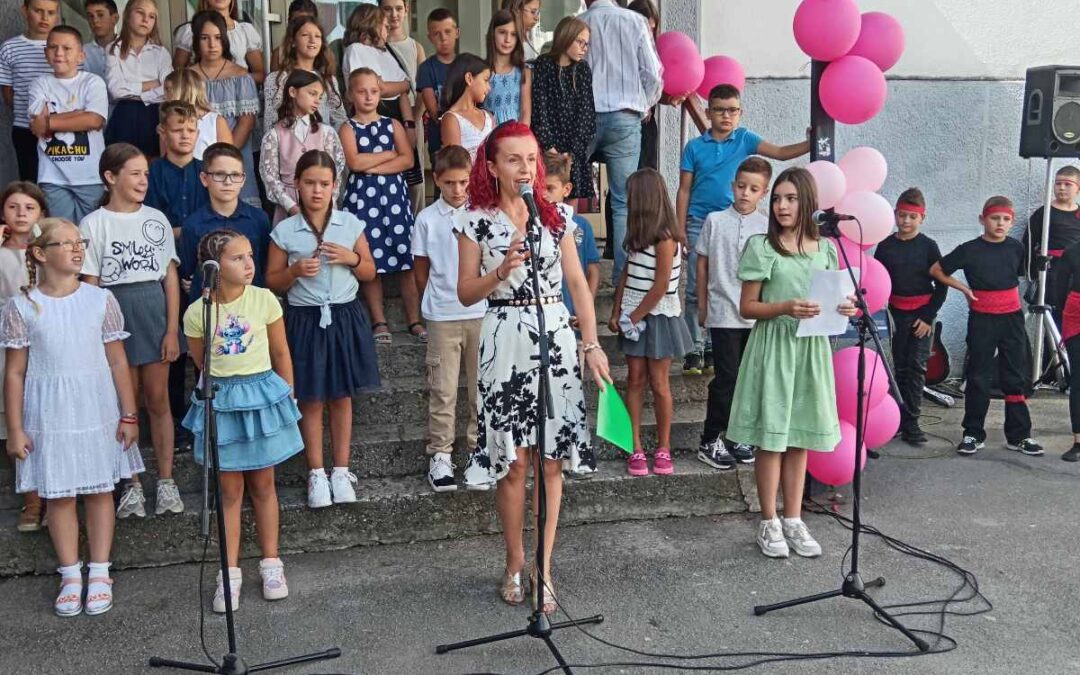 ОШ „Стеван Чоловић“ у Ариљу свечано дочекала нову генерацију првака